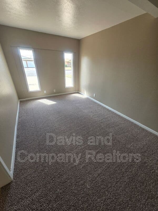 Midland House: 4210 Pasadena Dr