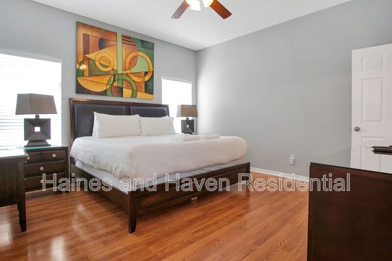 Davenport House: 323 Castlemain Cir