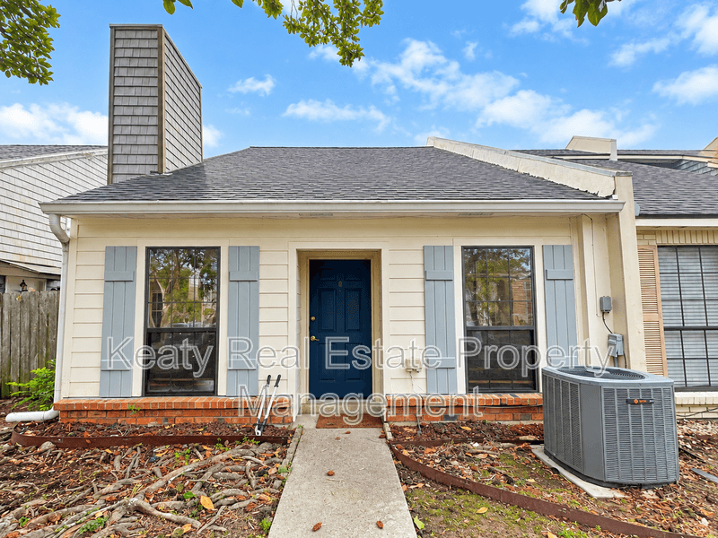Lafayette House: 202 Long Plantation Boulevard