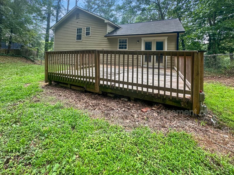Acworth House: 555 Browning Cir