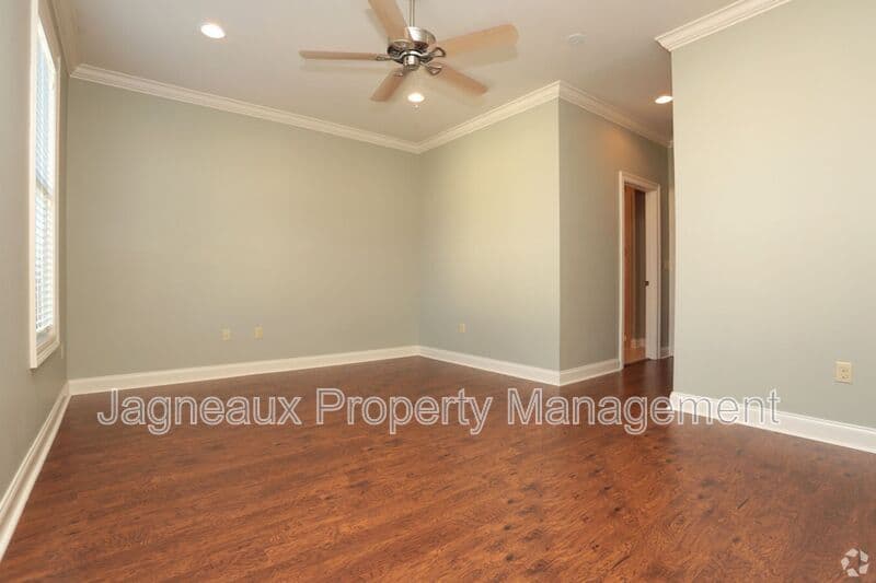 Lafayette House: 108 Shallowford Dr