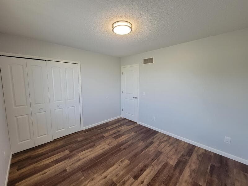 Pella Condo: 2256 Fairfax Dr