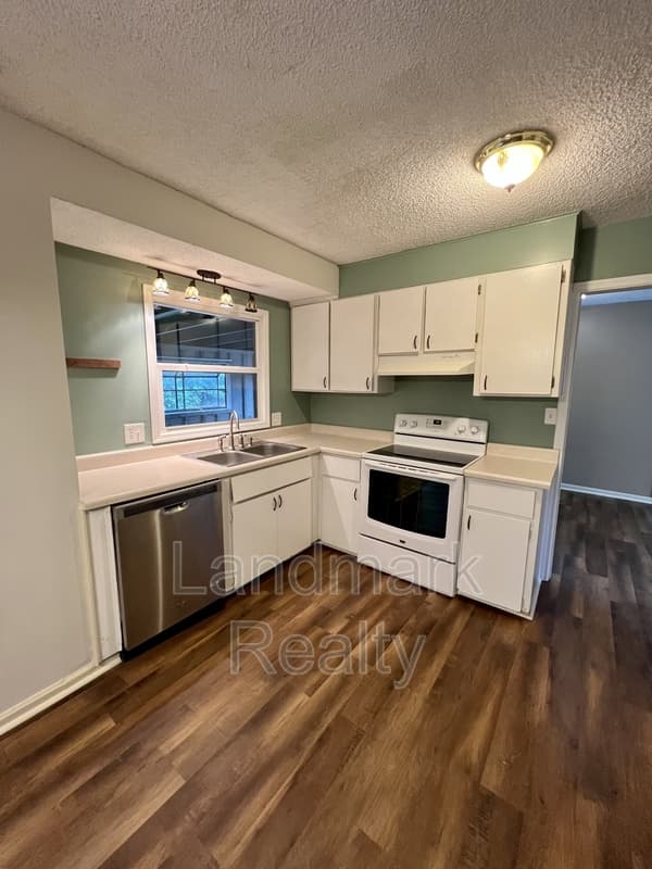 Warner Robins House: 116 Lake Front Drive
