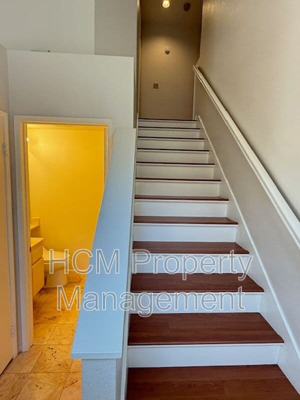 Irvine House: 46 Almador
