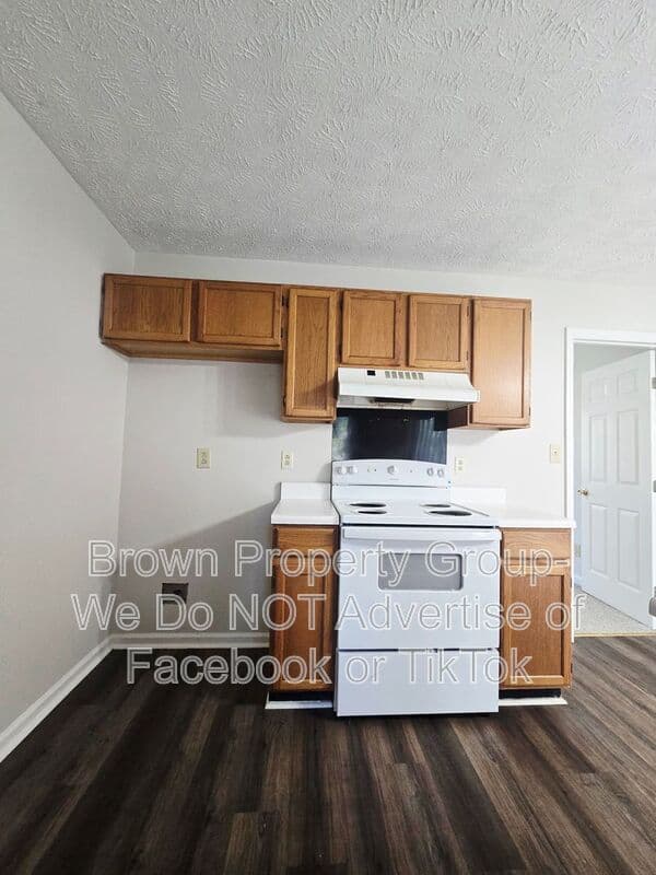 Raeford House: 202 Cobblestone Ct