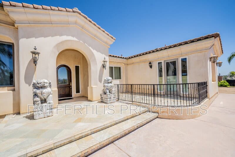Riverside House: 17425 Cyrus Lane