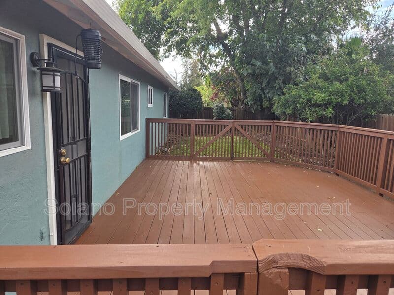 Fairfield House: 2827 Owens St