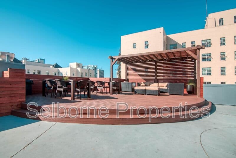 Oakland House: 1401 Jackson Street