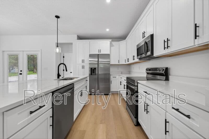 Sanderson House: 9281 Dolphin St