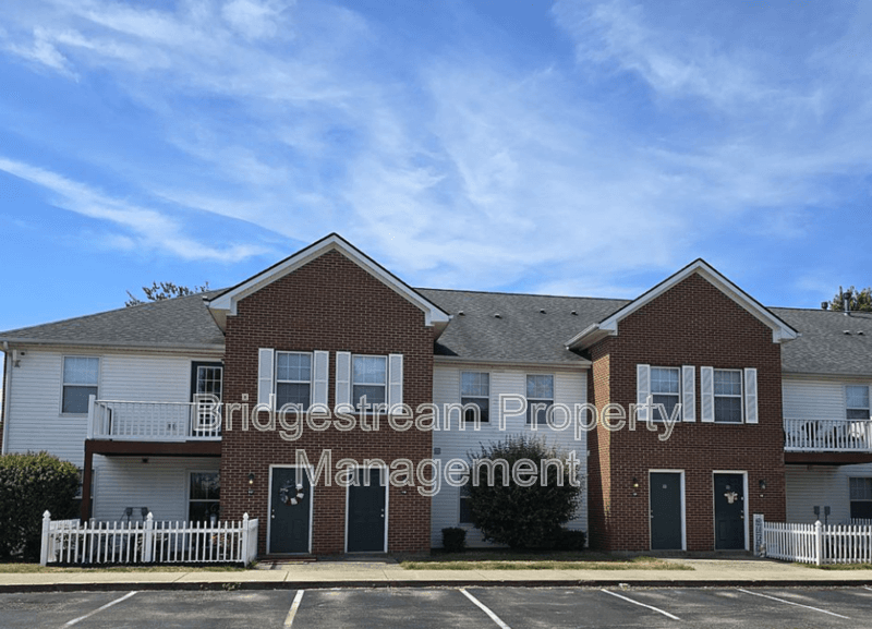 Germantown House: 136 Colonial Circle