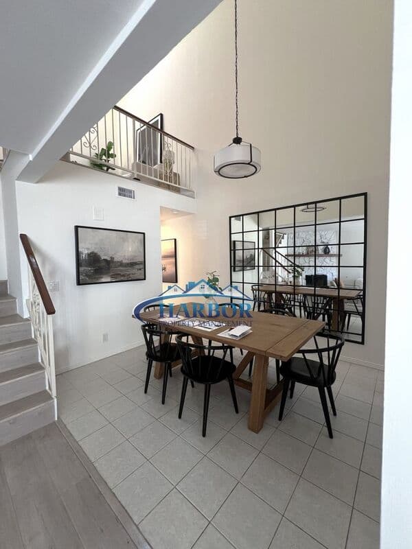 Hawthorne Townhome: 14468 Yukon Avenue