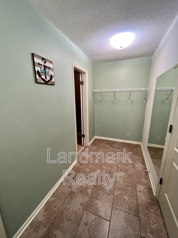 Warner Robins House: 116 Lake Front Drive