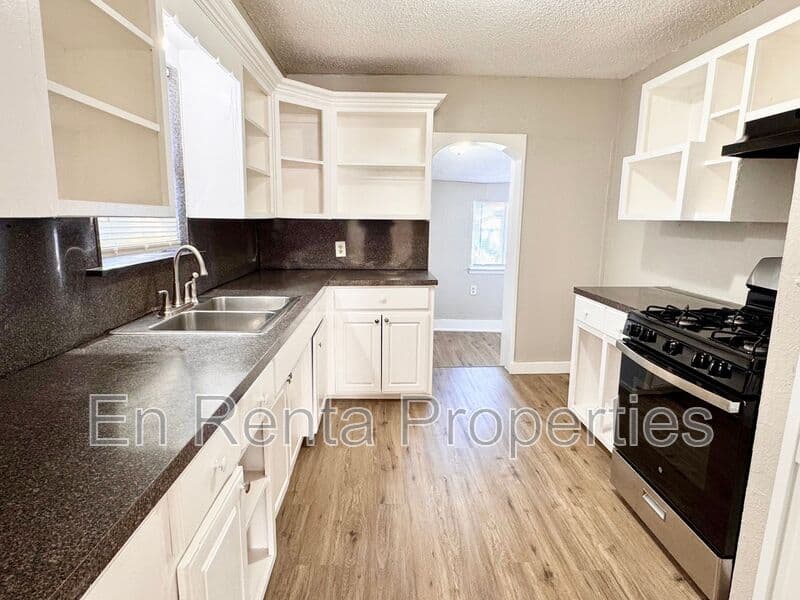 Ft Worth House: 716 W Broadus Ave.