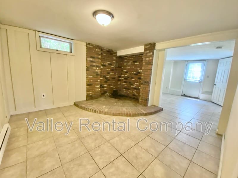 Hadley House: 73 Rocky Hill Rd