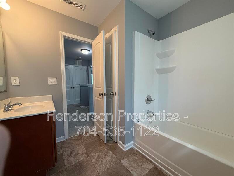 Charlottte House: 9025 Sharpes Cir
