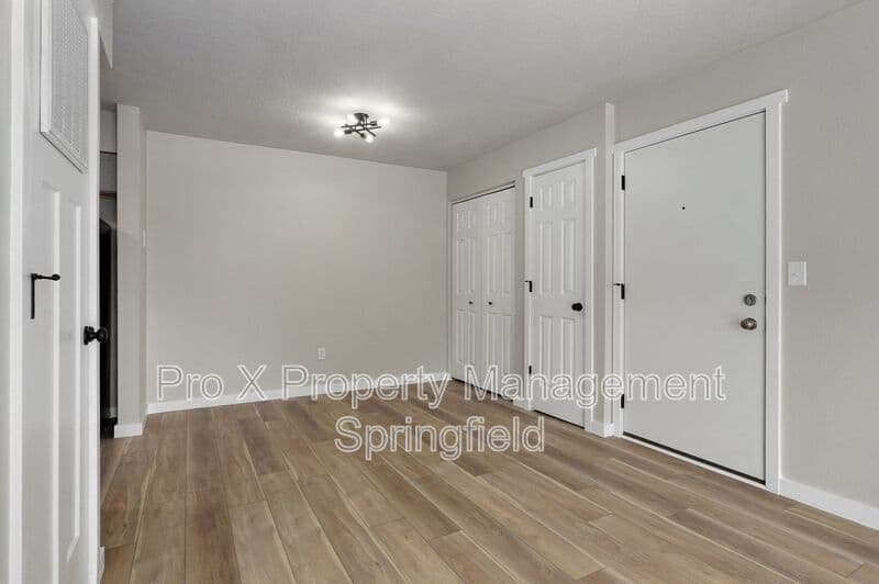 Springfield Condo: 2213 East Macs Court