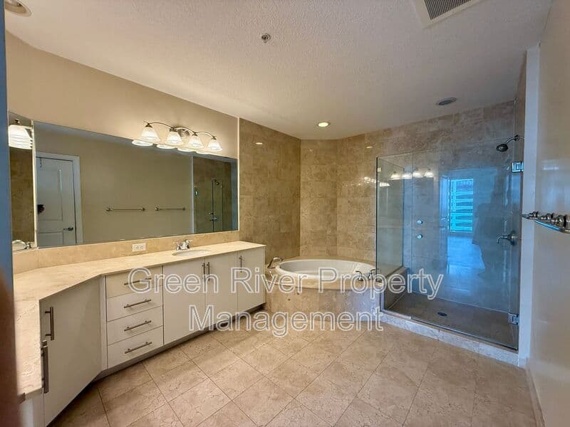 Jacksonville House: 1431 Riverplace Boulevard