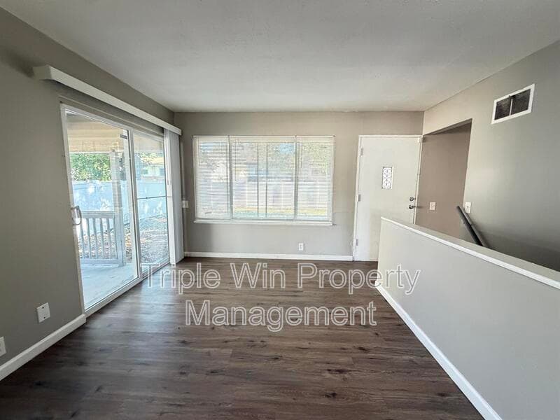 Saint Louis House: 10126 Edgefield Dr