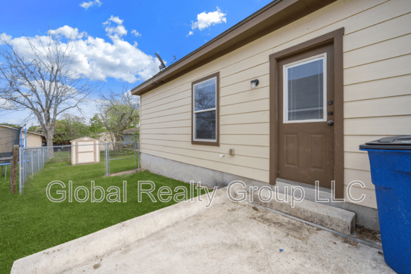 New Braunfels House: 161 S Krueger Ave