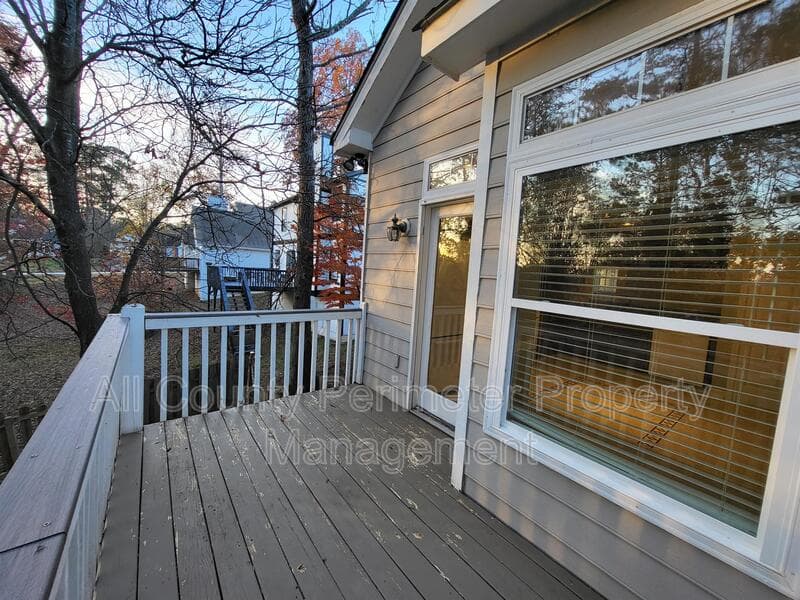 Lithonia House: 694 Shore View