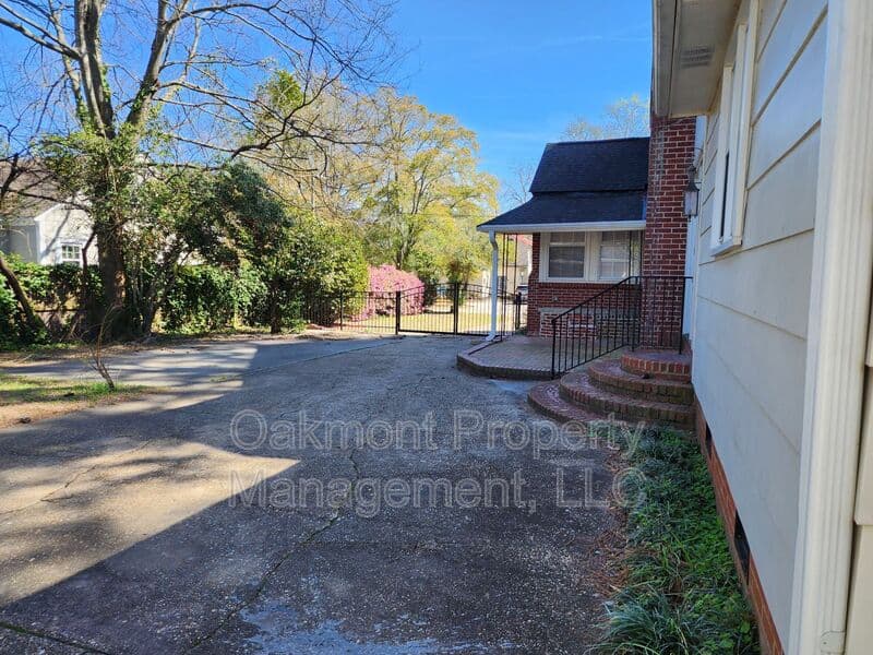 Fayetteville House: 105 Peachtree Street