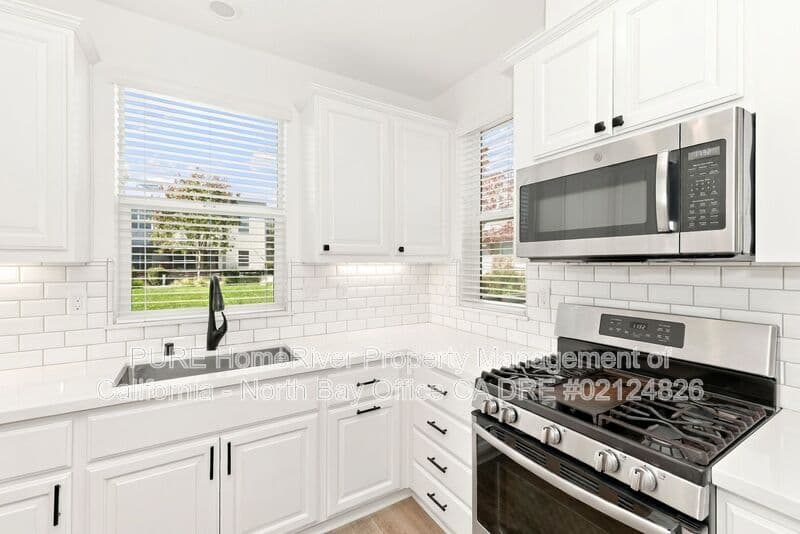 Santa Rosa Townhome: 511 Boyd St
