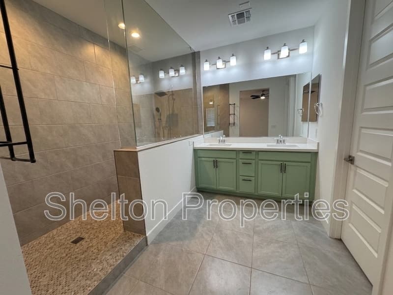 Avondale House: 10213 W Fairmount Ave