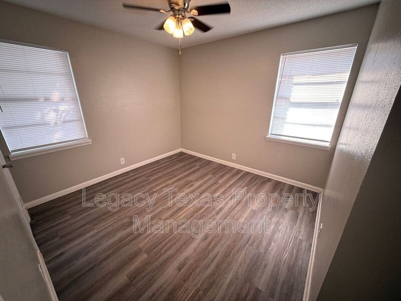 Cleburne House: 1902 Joslin St