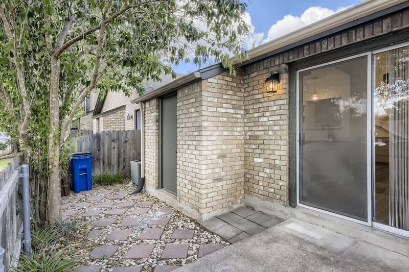 Austin Condo: 1015 E Yager Ln