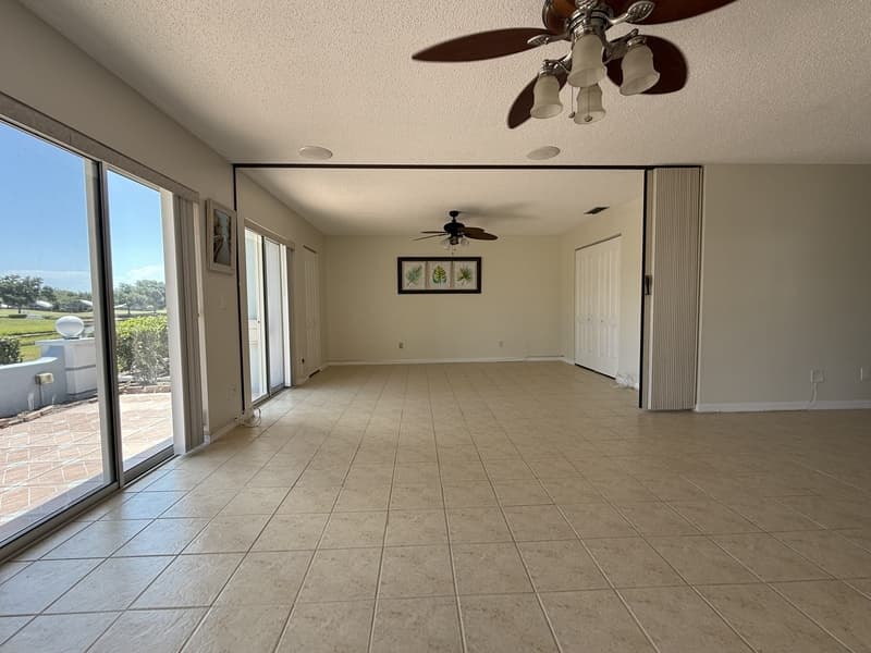 Venice House: 437 Wexford Circle
