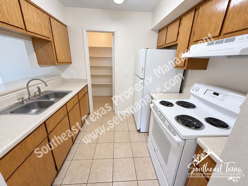 Kirbyville House: 1410 South Elizabeth Ave