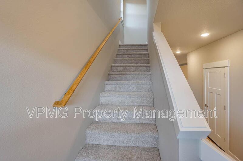 La Center House: 313 E Caribou Ct.