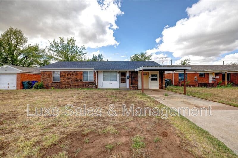 Midwest City House: 116 W. Rose Drive