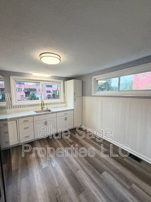 Folcroft Townhome: 2118 Valleyview Dr