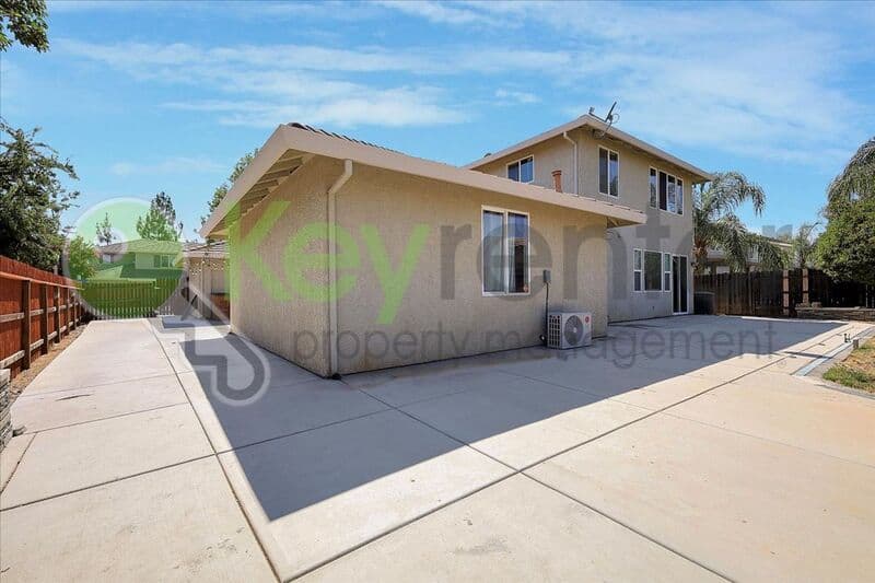 Lincoln House: 1740 Allenwood Circle