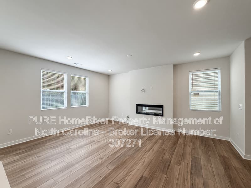 Hickory House: 2948 31st St Ln NE