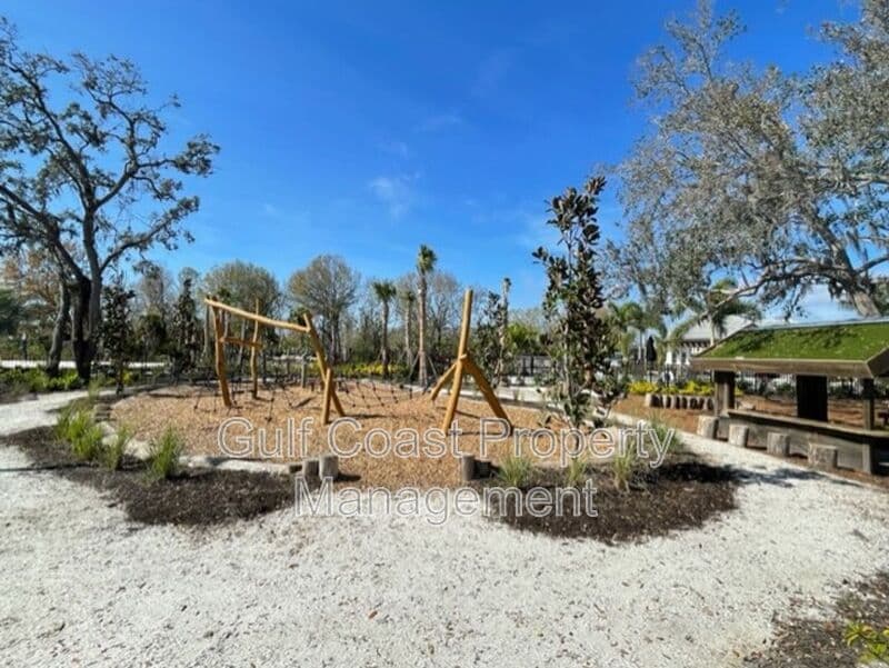 Nokomis House: 5730 Archipelago Street