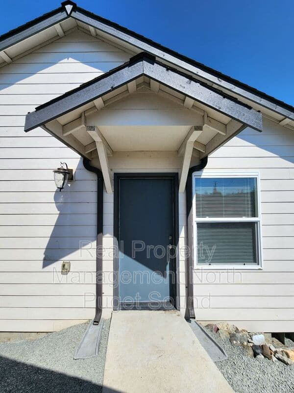 Arlington House: 112 N Gifford Ave