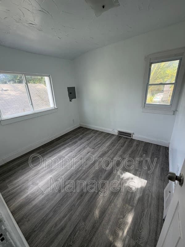 Warren House: 7568 Hudson Ave