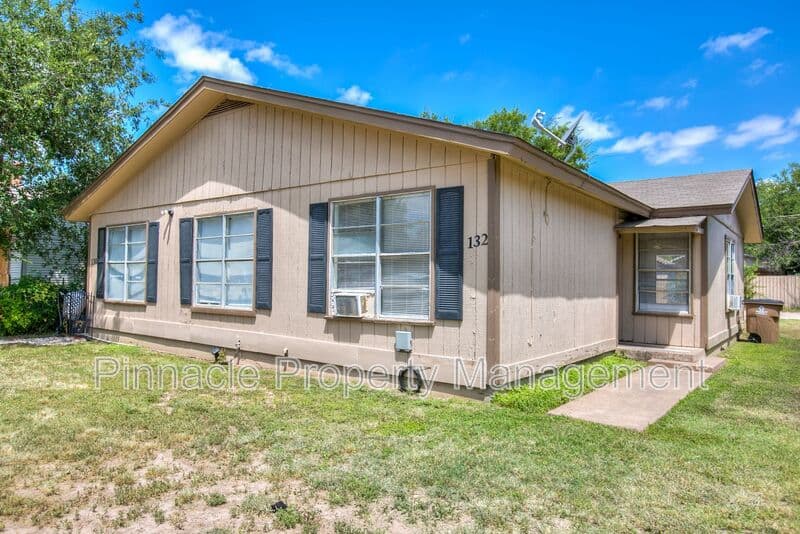 San Angelo House: 132 E 11th St
