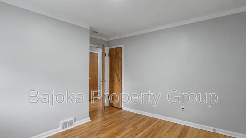 Lincoln Park House: 2957 Fort Park Boulevard