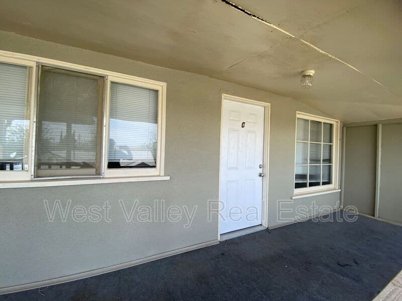 Taft Condo: 155 1/2 North