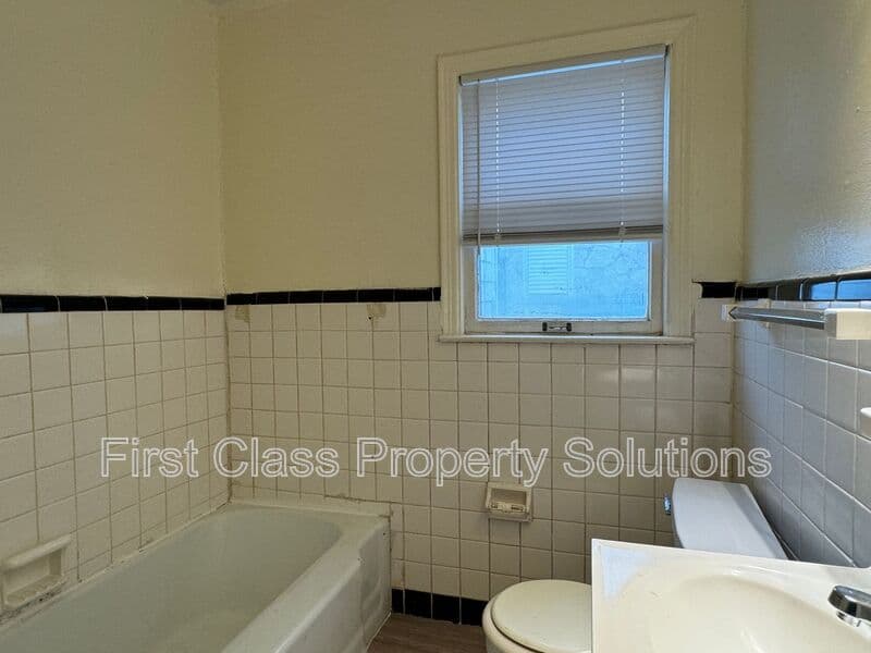 Oklahoma City House: 1904 NE 25th St