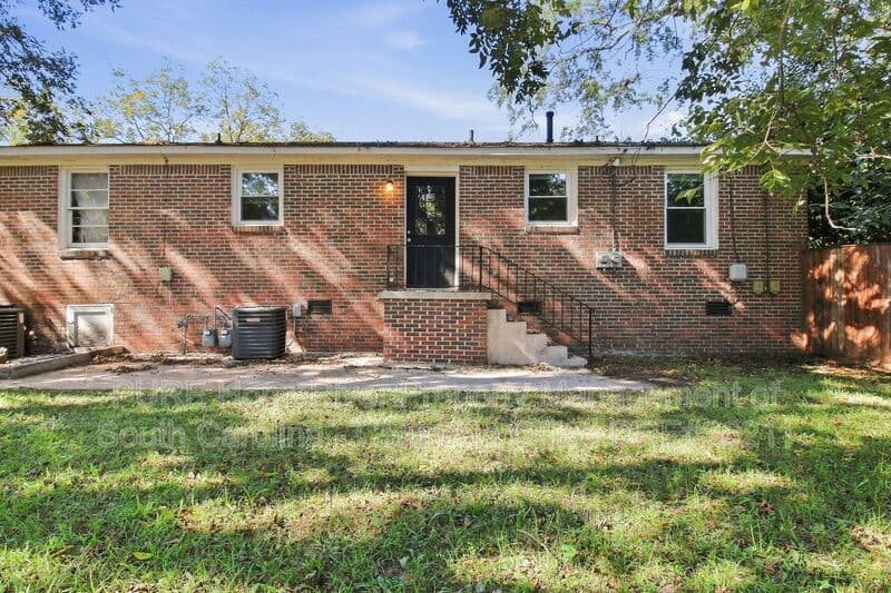 Columbia House: 3624 Live Oak St