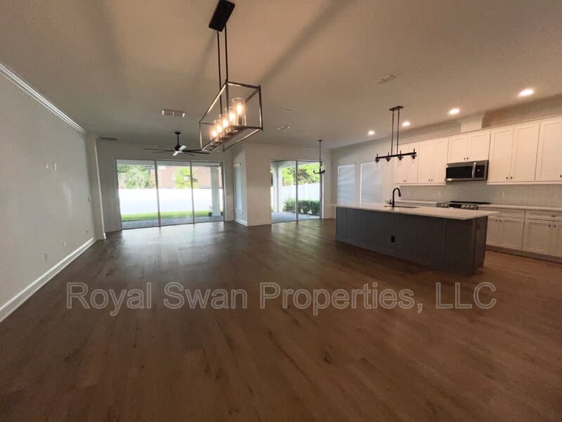 Lakeland House: 929 Clearview Avenue