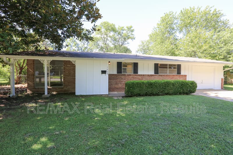 Springdale House: 1402 Lawrence Ave