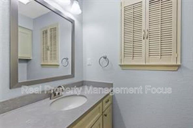 Dallas House: 14722 Overview Dr