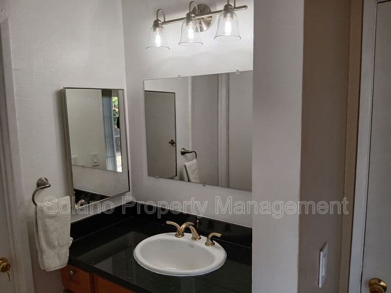 Vallejo House: 400 Mokelumne Drive