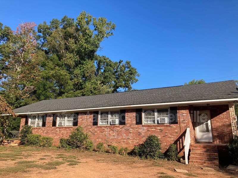 Spartanburg House: 293 Dogwood Club Road