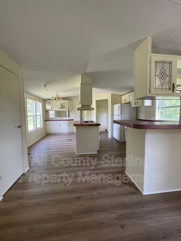 Lake City House: 186 NW Gerson Lane